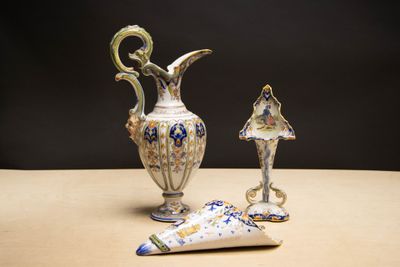deux vases posés l'un à côté de l'autre sur une table