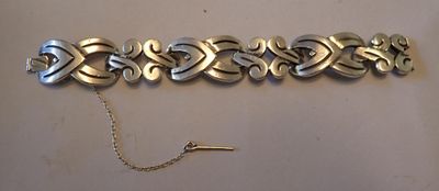 une image représentant un bracelet en argent auquel est attachée une chaîne