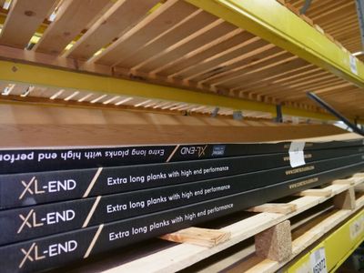beaucoup de livres sur une étagère dans un magasin