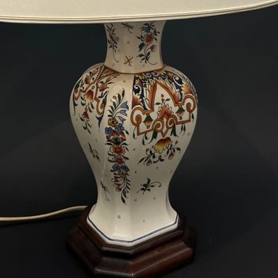 une lampe posée sur une table à côté d'une lampe