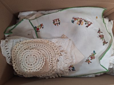 une boîte contenant beaucoup de vêtements pour bébé