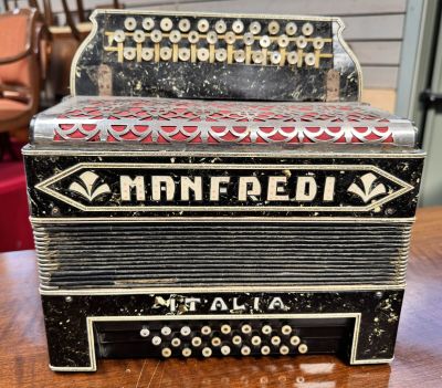 Accordéon MANFREDI : 3 rangs, 24 basses. Années 40/50.