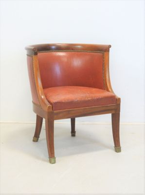 une chaise qui se trouve dans le coin d'une pièce