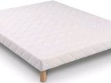 Le matelas est en mousse et possède des pieds en bois.