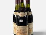 trois bouteilles de vin sont alignées sur une surface blanche