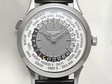gros plan d'une montre sur une surface blanche