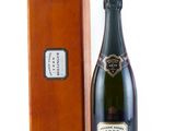une image représentant une bouteille de champagne à côté d'une caisse en bois