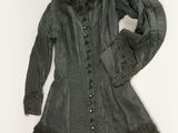une image représentant un manteau vert orné de dentelle noire