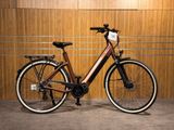 un vélo garé devant un mur en bois