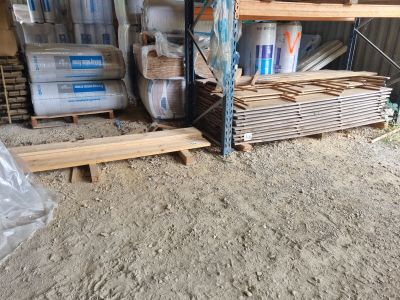 un tas de bois posé au milieu d'une pièce