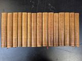 une rangée de vieux livres posés sur une table