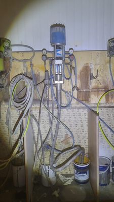 une photo montrant un ensemble d'équipements électriques dans une pièce