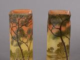 deux vases peints d'arbres