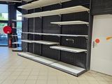 un magasin vide avec des rayons au milieu de la pièce