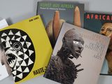 plusieurs livres sont empilés sur une table