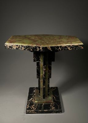 un gros plan d'une table au plateau en marbre posée sur une surface grise