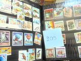 la photo d'un livre portant de nombreux timbres