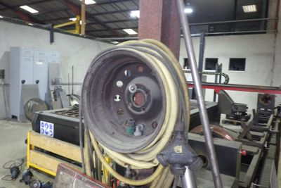 une image représentant une grande machine industrielle à l'intérieur d'un bâtiment
