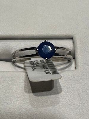 une bague sertie d'une pierre bleue, dans un écrin