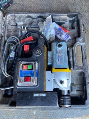 une boîte à outils contenant des outils, posée sur le sol