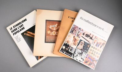 plusieurs livres sont empilés sur une table