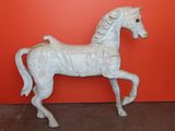 une statue blanche représentant un cheval dressé sur ses pattes arrière