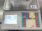 une photo d'une balance sur laquelle sont posés des rouleaux de papier toilette