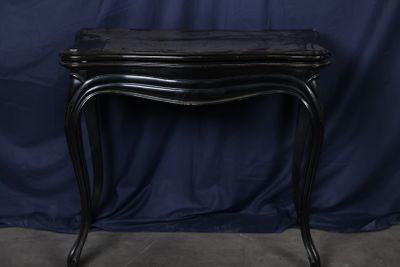 Table de jeu de forme mouvementée, le plateau dépliant prése… - Photo 1