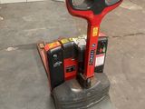 une machine rouge et noire posée au sol