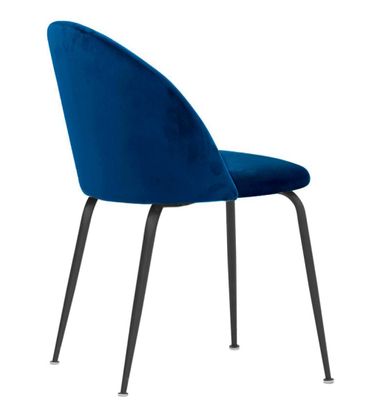 un gros plan d'une chaise bleue aux pieds en métal