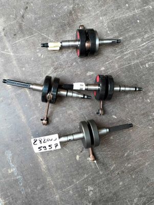 Quatre types d'outils différents sont posés sur une table