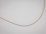 un collier en chaîne en or avec un fermoir en diamant sur fond blanc