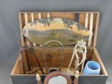 une boîte en bois contenant un miroir et d'autres objets