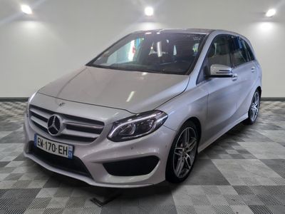 la classe b de la mercedes est garée sur un sol en damier