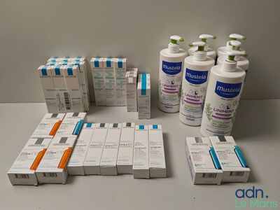 de nombreux flacons de médicaments posés sur une table