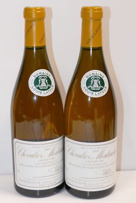 deux bouteilles de vin posées l'une à côté de l'autre sur une table