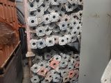 un tas de tuyaux métalliques dans une zone de stockage