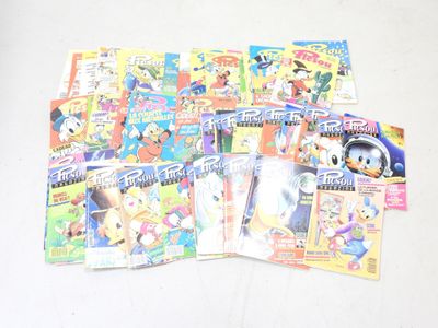 beaucoup de bandes dessinées sur la table