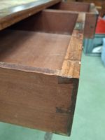 Petit bureau en bois posant sur quatre pieds, ouvrant par de… (photo 6)