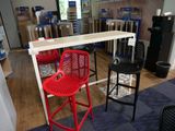 deux chaises rouges et une table blanche dans un magasin