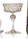 trois verres à vin et une bouteille de vin posés sur une table