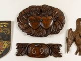 quatre œuvres d'art représentant notamment un lion, une tête de lion et un blason