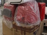 une pile de bagages posée sur une boîte dans un garage