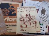 une pile de livres posée sur une table recouverte de papiers