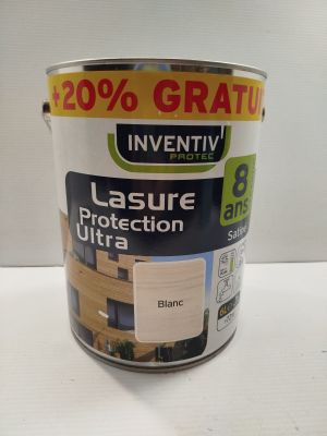 un gros plan sur un pot de peinture posé sur une table blanche