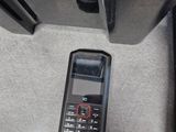 un téléphone portable posé sur le plancher d'une voiture