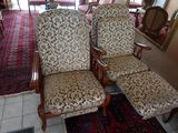deux chaises qui se trouvent dans une pièce où il y a un tapis