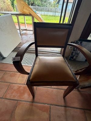 une chaise posée par terre devant une fenêtre