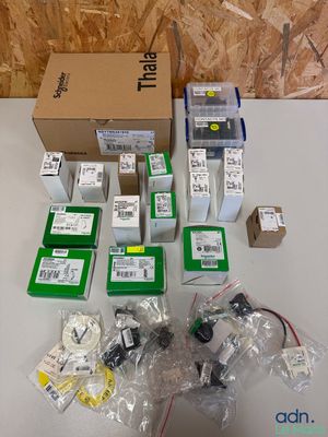 le contenu d'une boîte de composants électroniques est posé sur une table