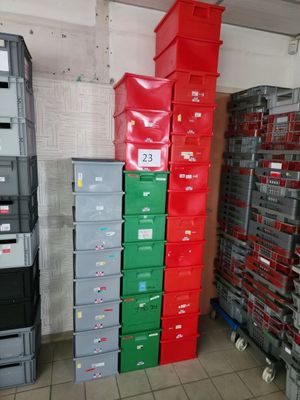 de nombreuses piles de cartons empilées les unes sur les autres dans une pièce